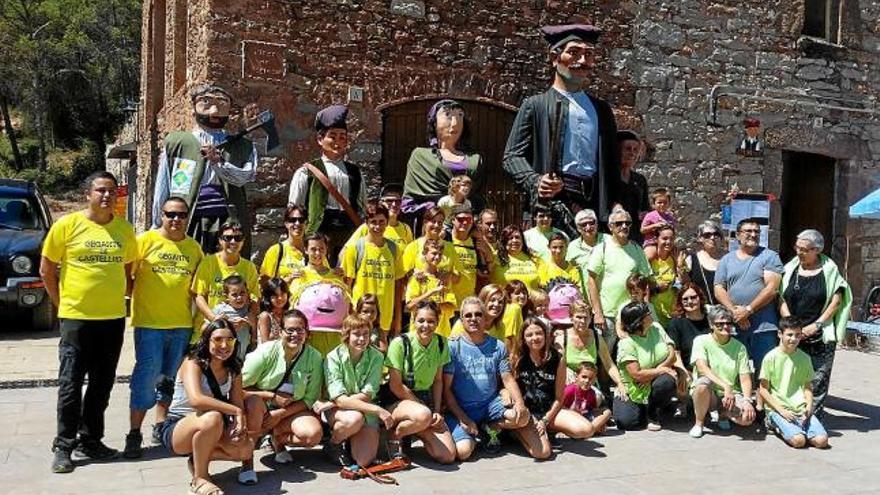 Castellnou de Bages presenta oficialment els seus dos gegants, el Guenyo i la Tona