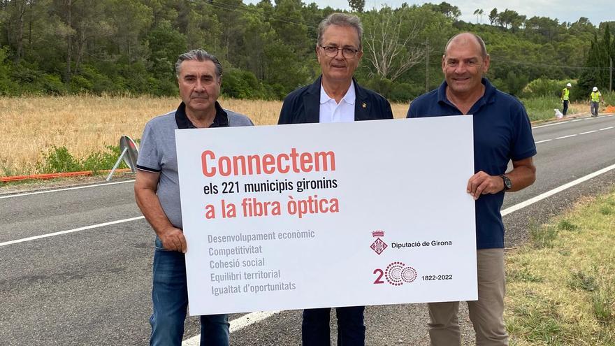 D’esquerra a dreta, l’alcalde de Terrades, Isidre Felip; el diputat de Xarxa Viària de la Diputació de Girona, Jordi Xargay, i l’alcalde de Llers, Carles Fortiana, en la presentació del desplegament de fibra òptica a la GI-510