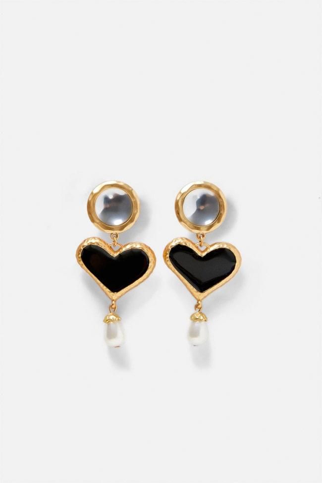 Pendientes de corazón con perla, de Zara