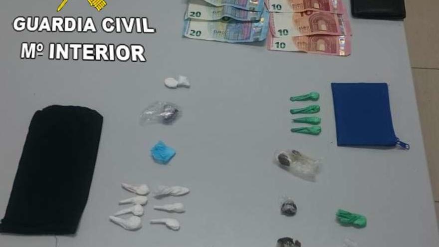 La droga y el dinero incautado por la Guardia Civil en el operativo de Cangas. // G.C.