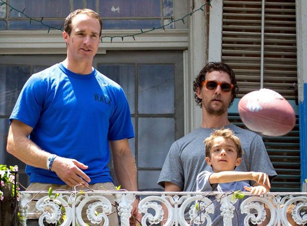 Matthew McConaughey y Drew Brees observan como lanza el balón Levi
