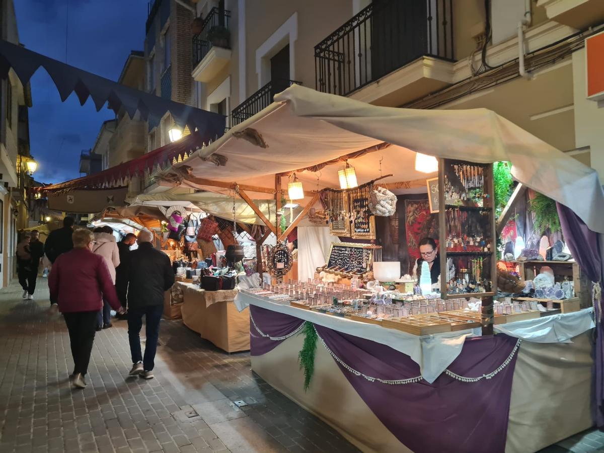 Los primeros visitantes se acercan al mercado renacentista.