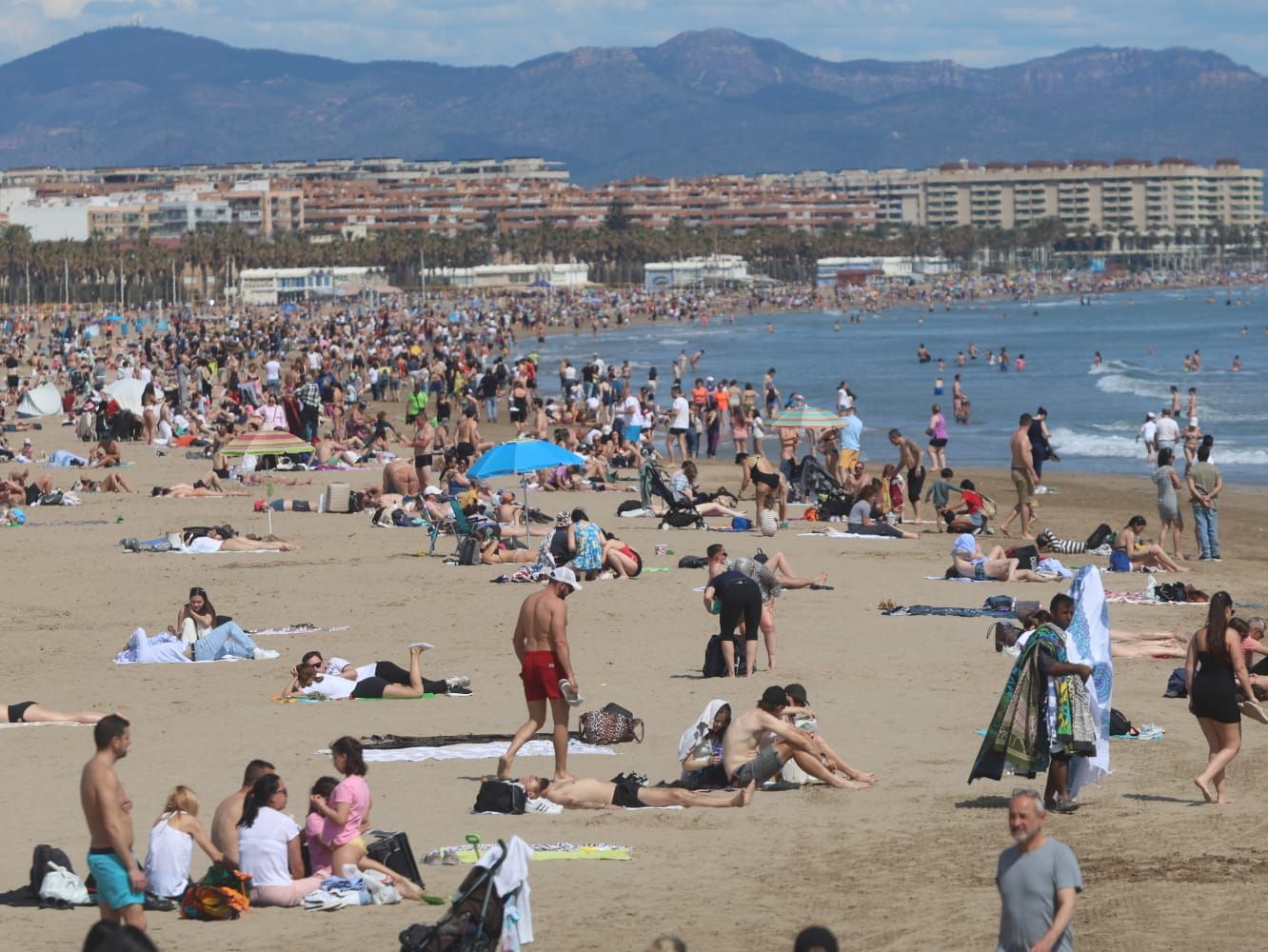 Primeros chapuzones del año en un domingo de sol y playa