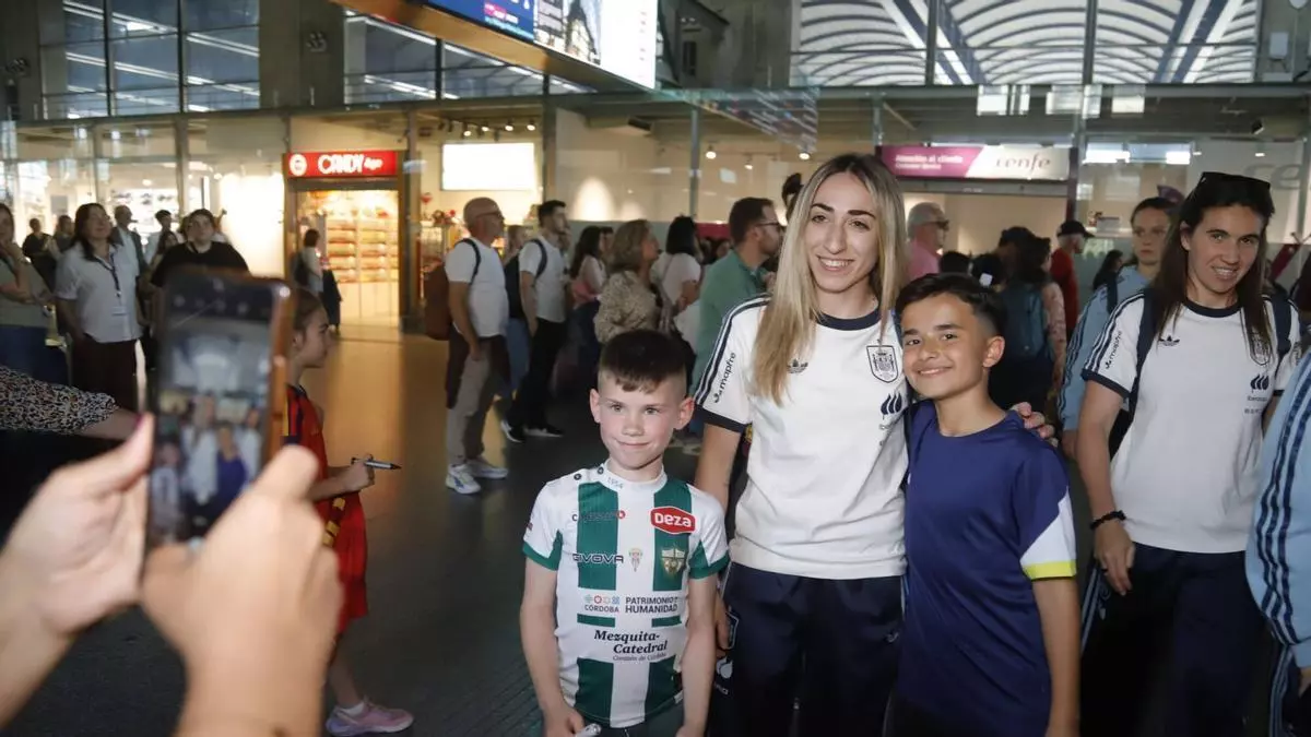 Córdoba se vuelca con La Roja: así fue la espectacular llegada de la selección antes de medirse a Ucrania