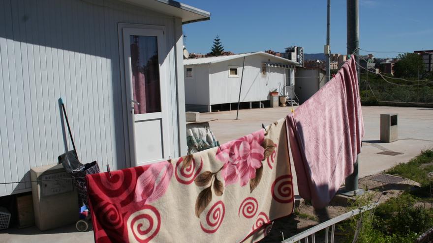 Ocho familias con quince niños viven en Lorca en un barrio de casas prefabricadas