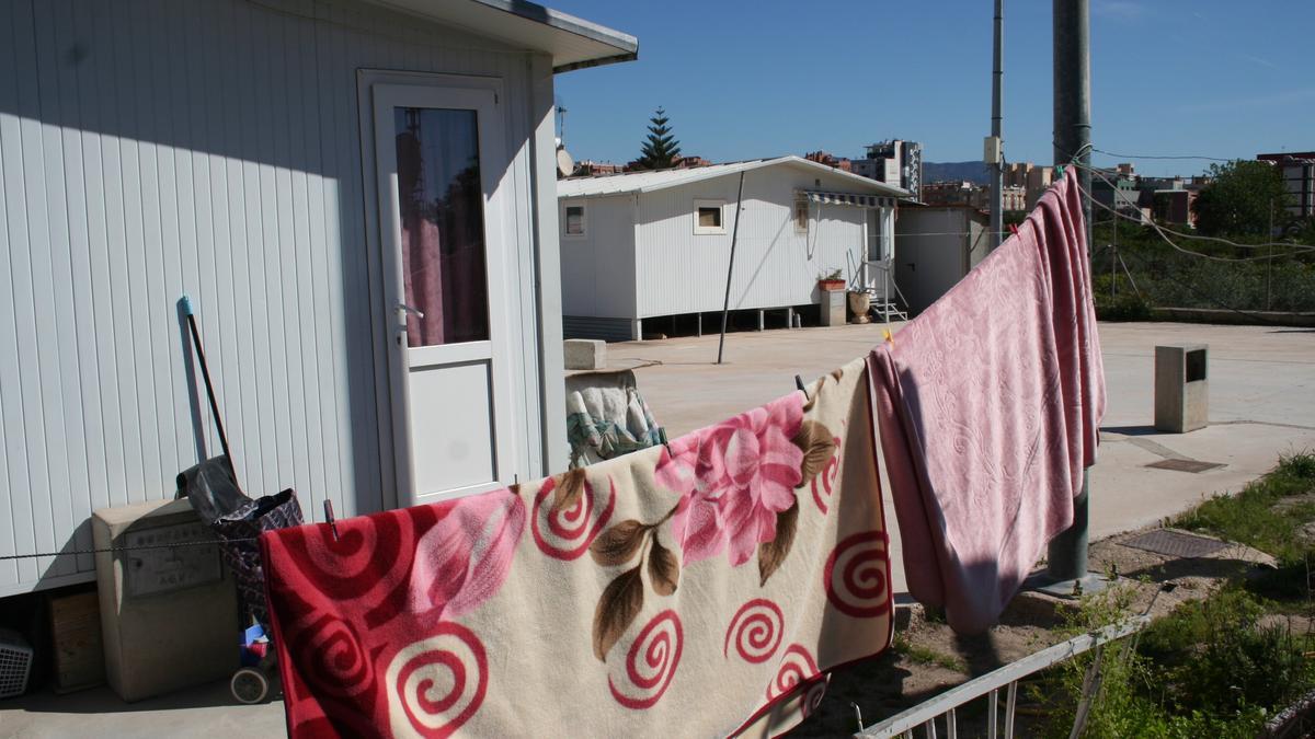 Ropa tendida a las puertas del barrio de casas prefabricadas en San Fernando.