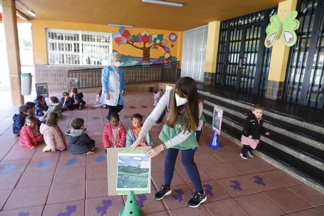 La profesora Natalia González dando una clase de psicomotricidad en inglés basada en “Pedro y el lobo”.