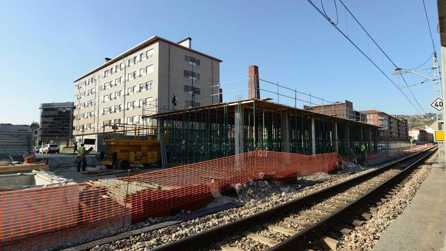 Las obras que se acometen para construir el vestíbulo de la estación subterránea de La Felguera.