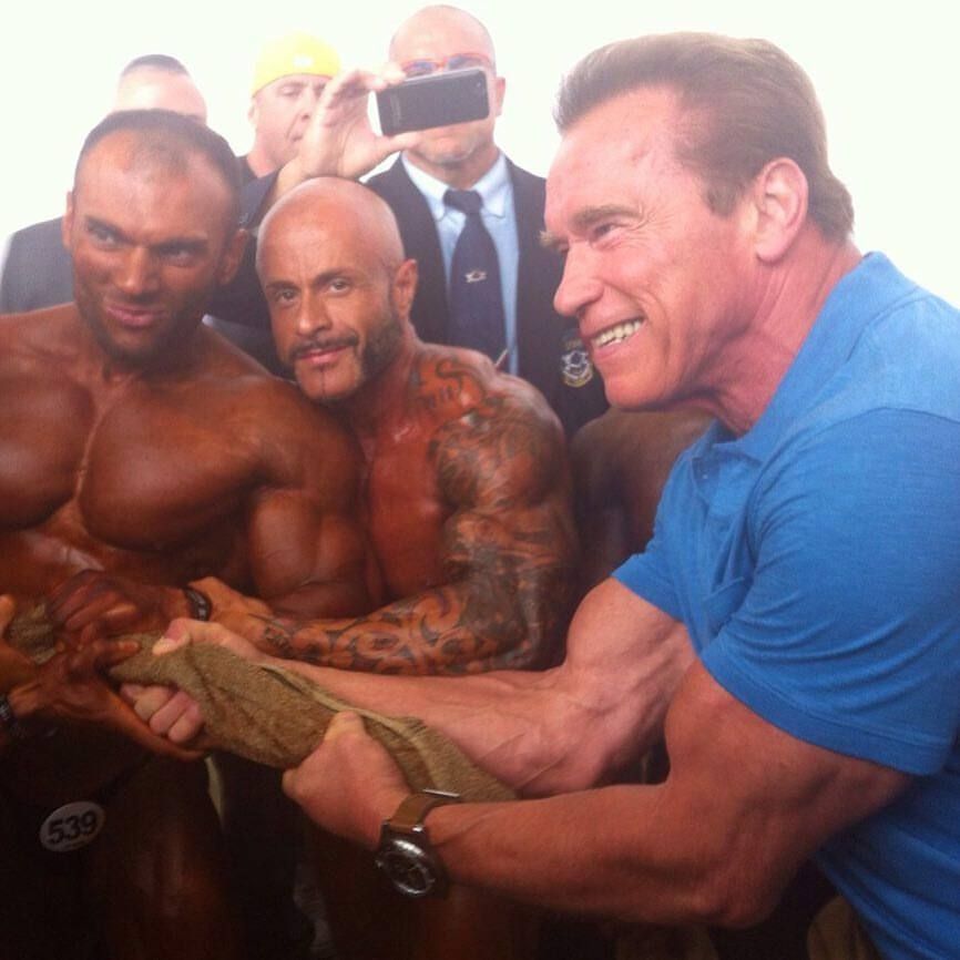 Toni H (centro), junto a Arnold Schwarzenegger tras imponerse en el certamen de culturismo Arnold Classic.