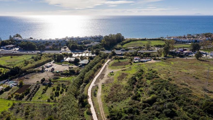 Estepona abre un corredor junto al arroyo Las Cañas para ciclistas y peatones