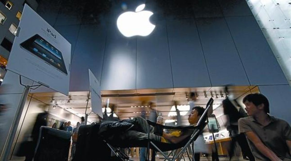 Un noi esperava, ahir, davant d’una botiga d’Apple a Tòquio, on feia cua des de dimecres passat per comprar l’iPad. Un noi esperava, ahir, davant d’una botiga d’Apple a Tòquio, on feia cua des de dimecres passat per comprar l’iPad.