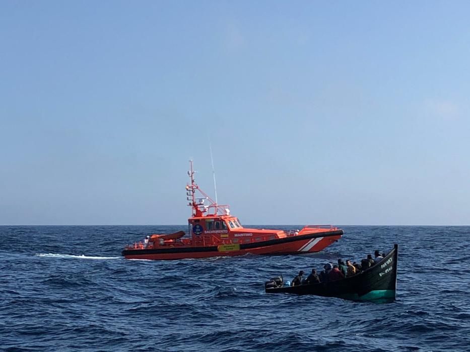 Una patera con 21 migrantes llega a Lanzarote