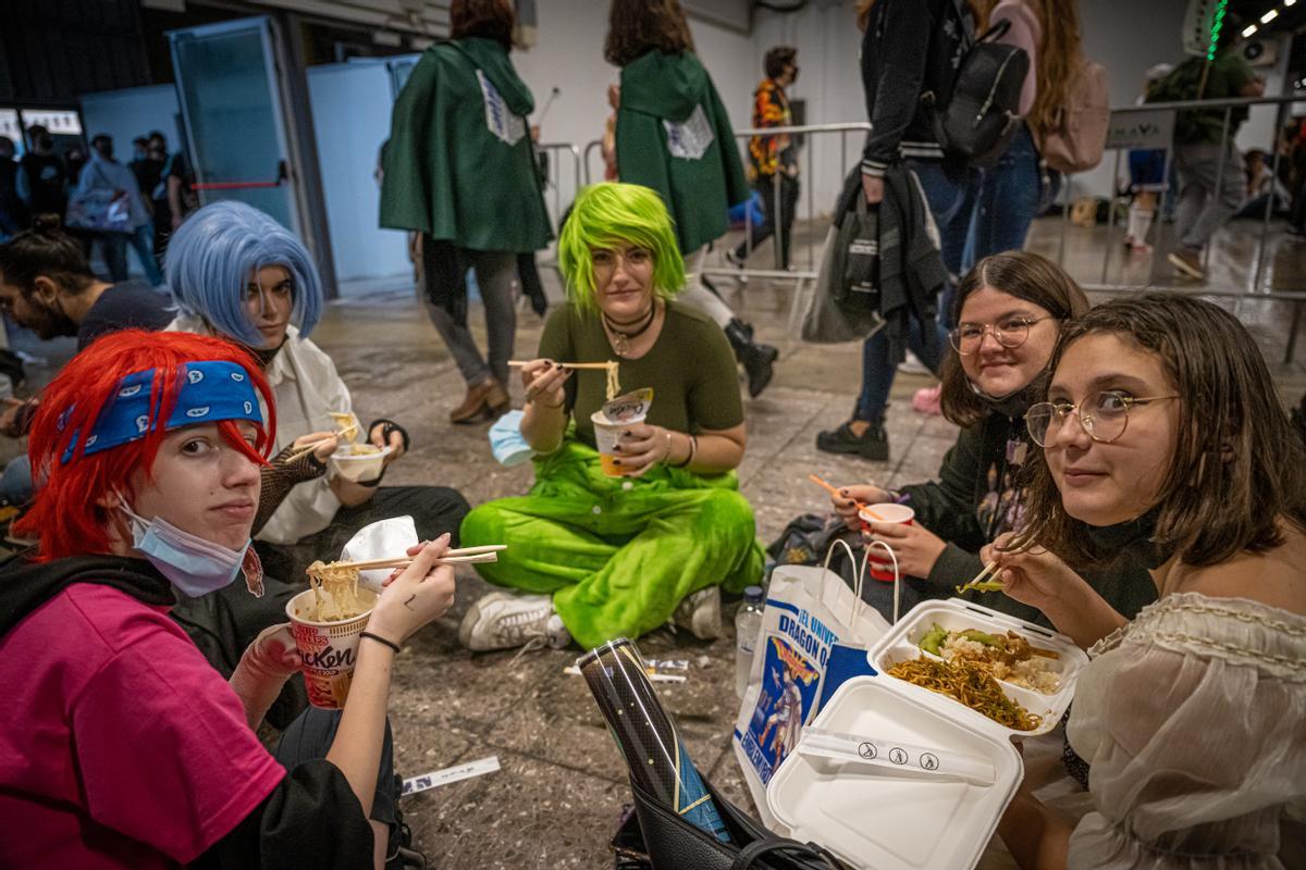 La lluvia ha llevado a muchos asistentes al Manga Barcelona a comer en el suelo, en los espacios interiores.