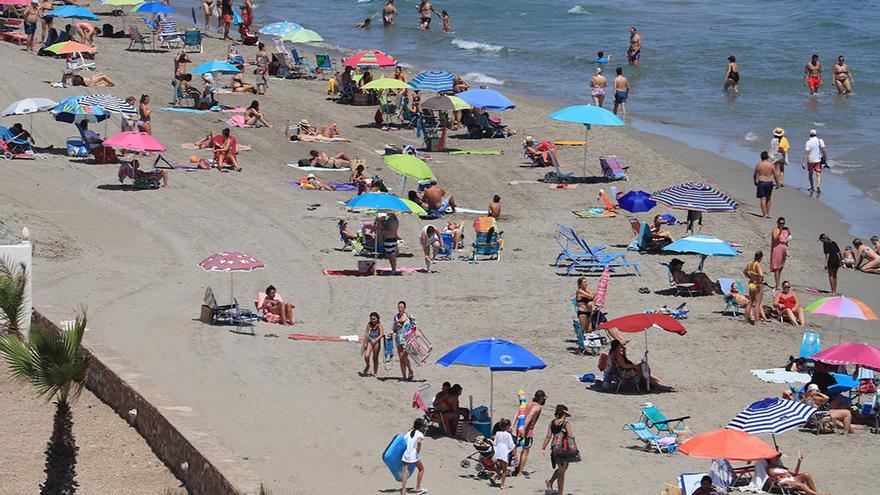 Bañistas en La Manga en una imagen de este fin de semana.