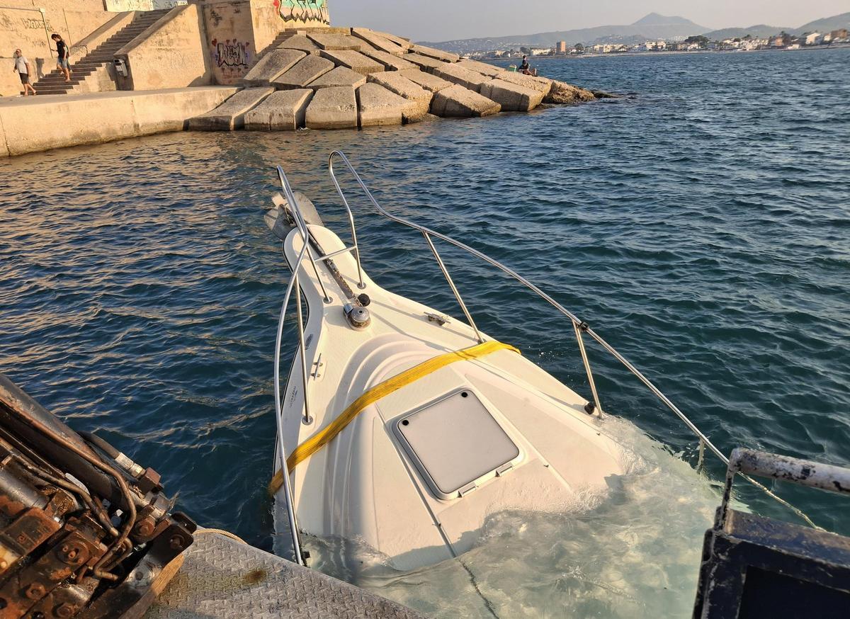 La proa de la barca hundida, tras remolcarla al puerto de Xàbia