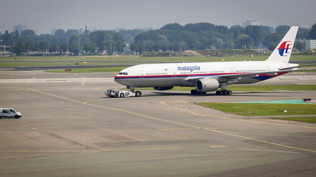 Un avión de Malaysia Airlines, este viernes, en el aeropuerto de Ámsterdam.
