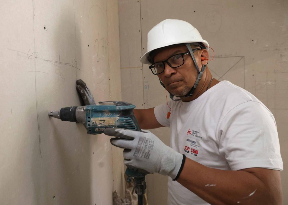 Wilfredo Quiroz, taladro en mano, en una jornada del curso que imparte la Fundación Laboral de la Construcción.