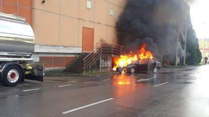 El coche que se incendió en el entorno del centro comercial.