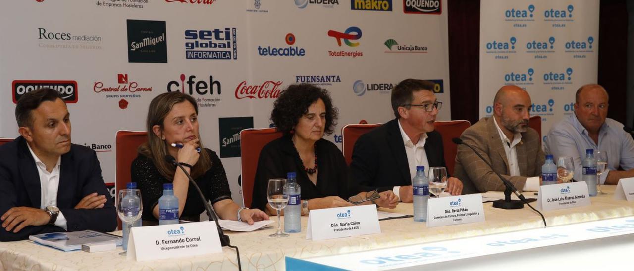 Por la izquierda, Fernando Corral (vicepresidente de Otea), María Calvo, Berta Piñán, José Luis Álvarez Almeida, Santos Tejón y el también vicepresidente de Otea, Javier Martínez, ayer en la asamblea celebrada en Gijón. | Á. G.