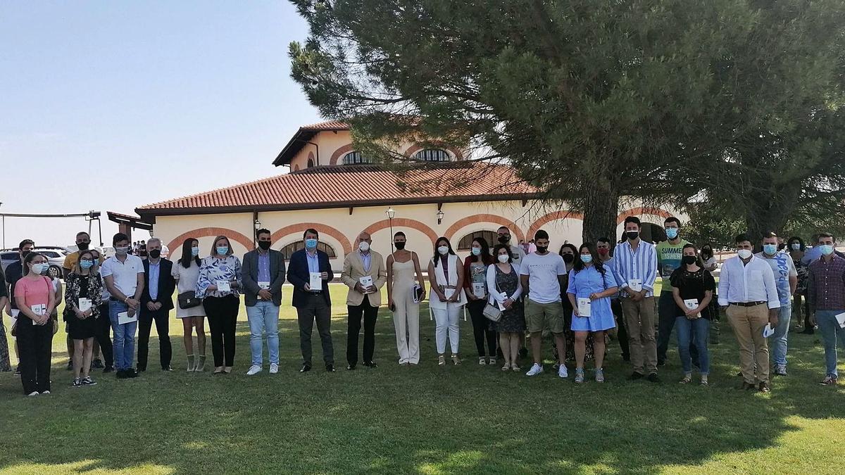 Autoridades posan con los jóvenes que han decidido incorporarse al sector de la agricultura y la ganadería que asistieron al acto celebrado en una bodega de Toro. | M. J. C.