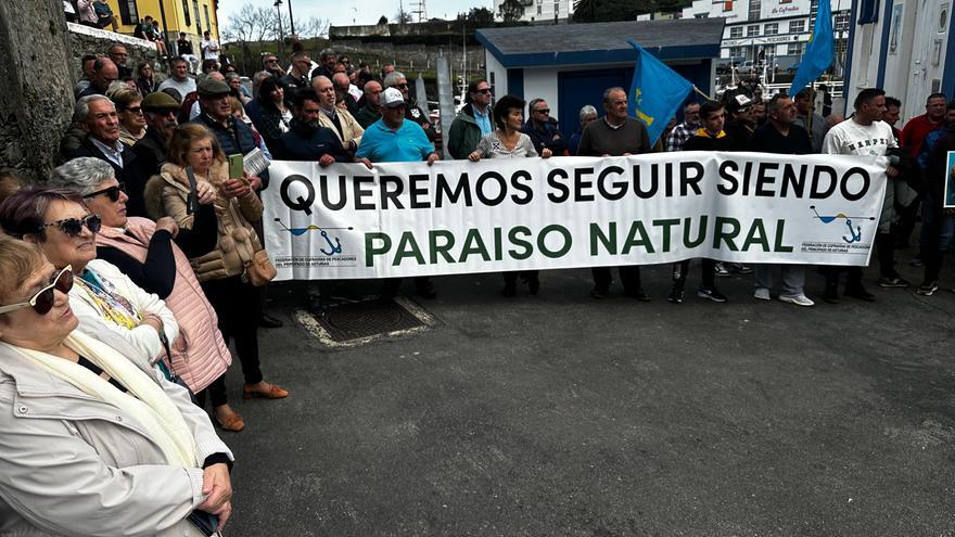 La pesca busca el apoyo ciudadano contra los eólicos marinos: la primera protesta en Puerto de Vega reúne a un centenar de personas