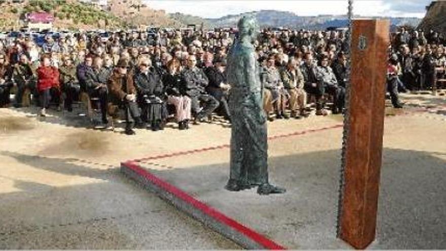 La plaça de l&#039;entrada a l&#039;antiga mina Nieves està presidida des del 2009 per un monument al miner, memorial als que hi van perdre la vida