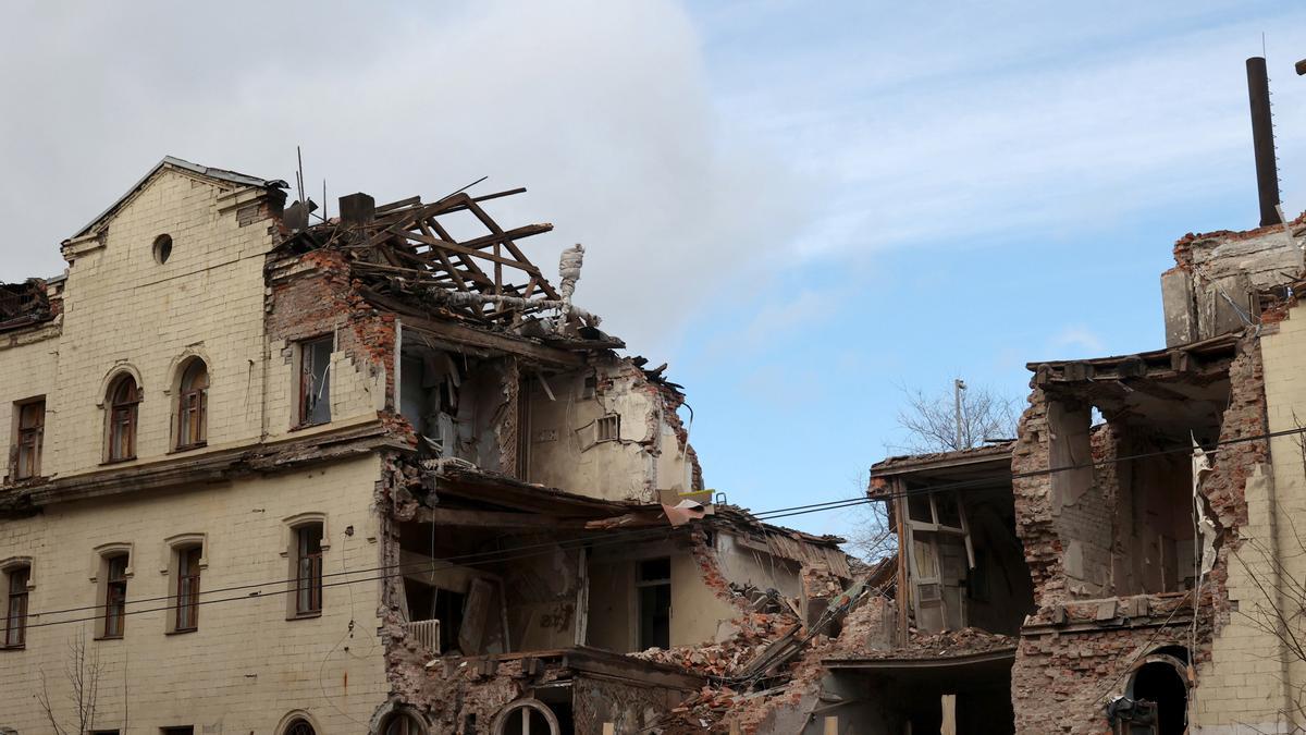 Edificio destruido por ataques rusos contra Járkov (Ucrania).