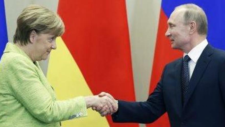 Merkel i Putin se saluden abans de la roda de premsa