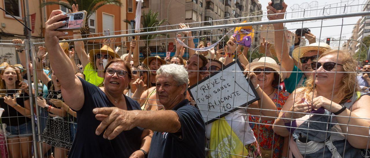 Reyes Martí se hace un selfi con el público de Luceros tras el disparo del 19 de junio