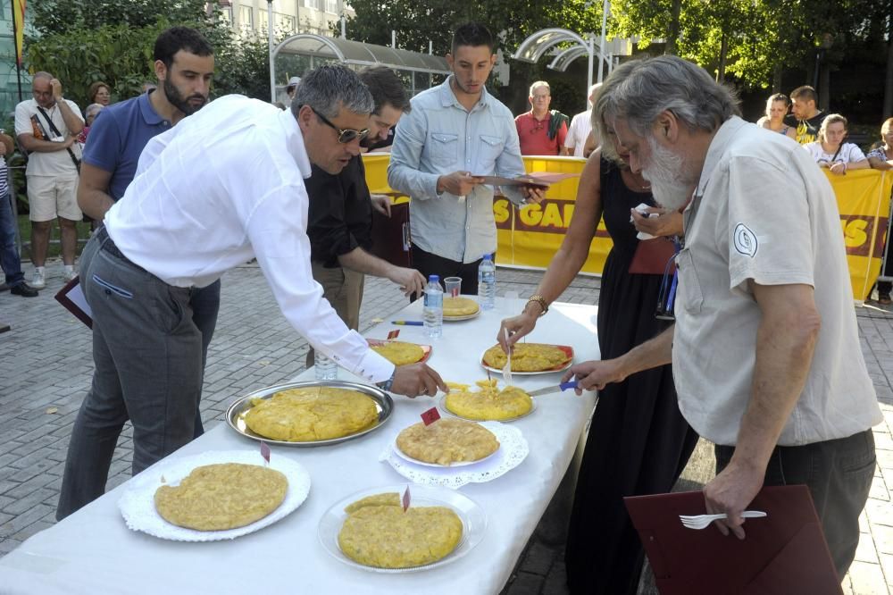 Concurso de tortilla en la fiesta de O Castrillón