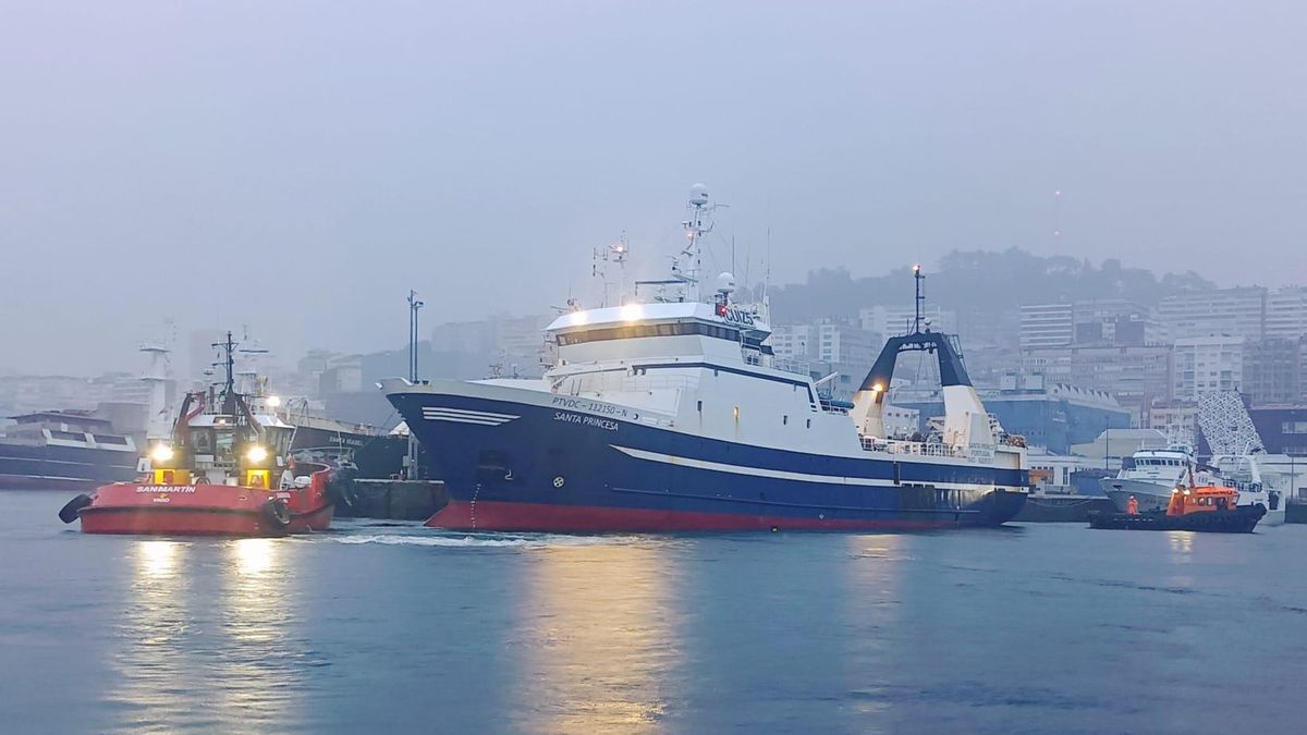 Pesquero portugués averiado.