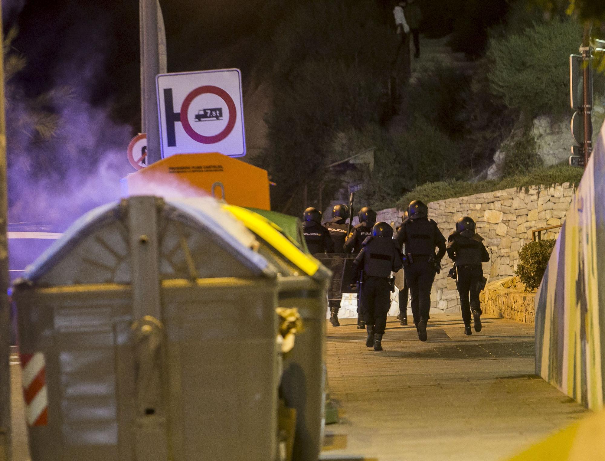 Un grupo de jóvenes negacionistas se enfrenta a la Policía Nacional en el centro de Alicante