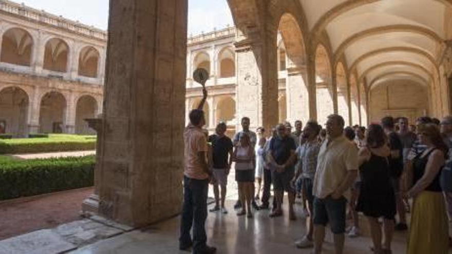 Visitantes, ayer, al monasterio de San Miguel de los Reyes.