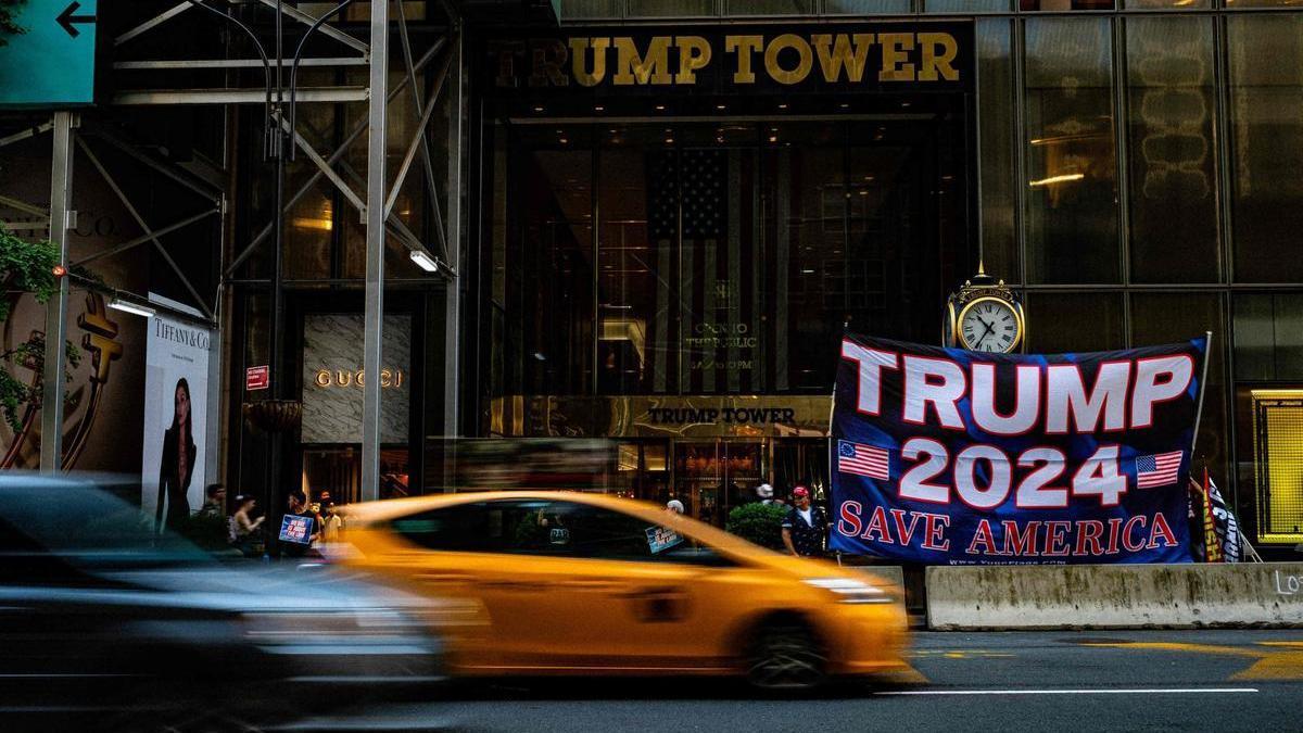 Pancarta fuera del edificio Trump Tower en la ciudad de Nueva York el 9 de agosto de 2022