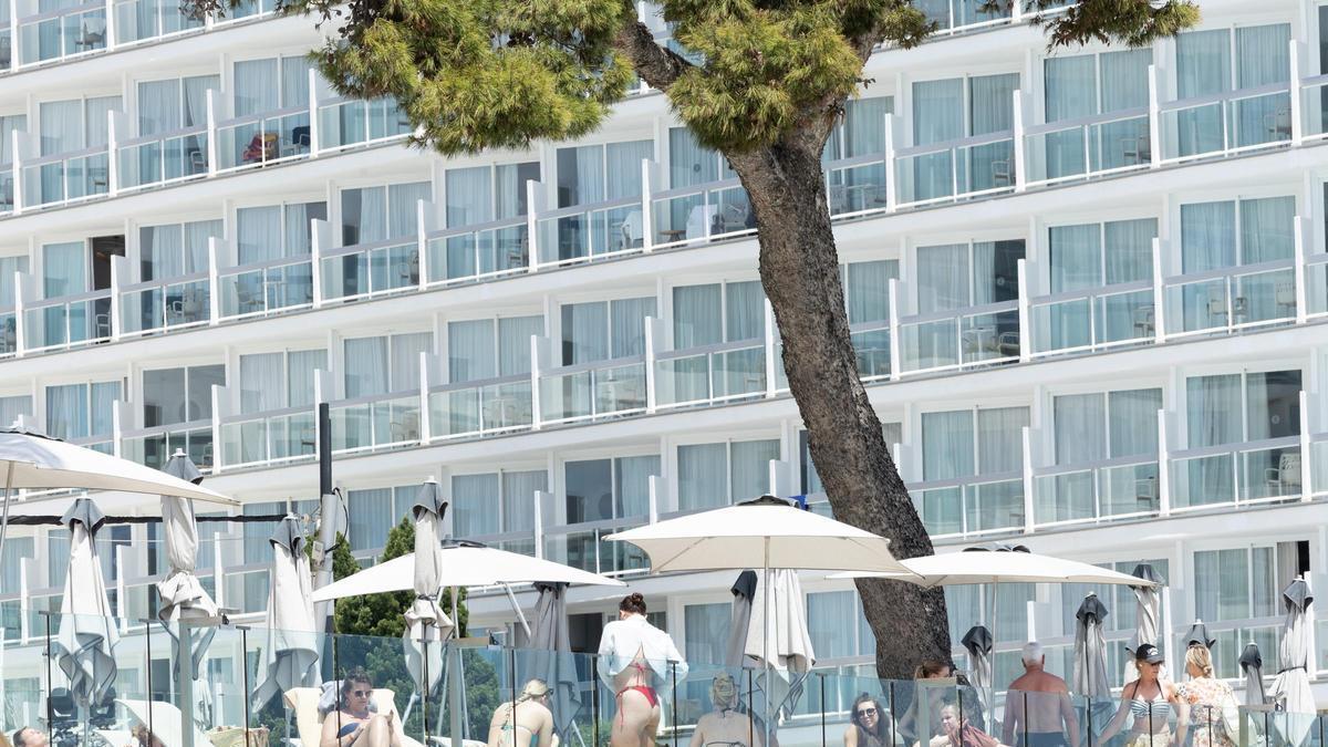 Fachada del Hotel Twins en Playa d’en Bossa.