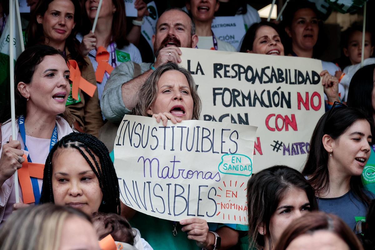 Concentración de matronas en el Hospital La Candelaria bajo el lema 'Nada que celebrar' Concentración de matronas en el Hospital La Candelaria bajo el lema 'Nada que celebrar'