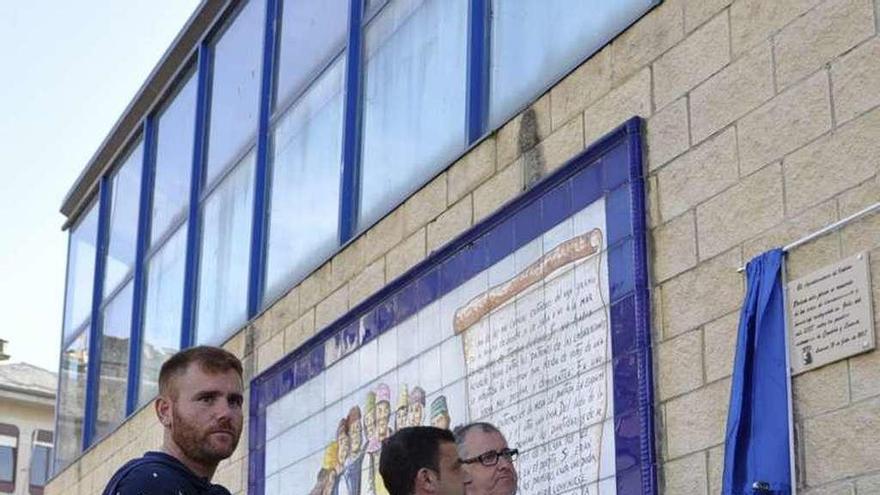 El patrón mayor de Luarca, Manuel Iglesias, José Gabriel Rodríguez y Simón Guardado, tras descubrir la placa conmemorativa.