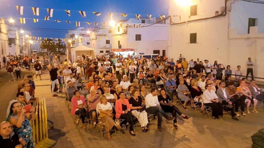 Plaza del barrio del Valterra donde está el escenario principal de las fiestas en honor a la Virgen del Carmen.