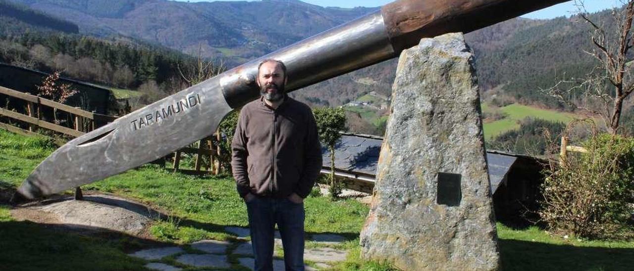 Juan Carlos Quintana posa ante la navaja gigante, uno de los atractivos del museo.