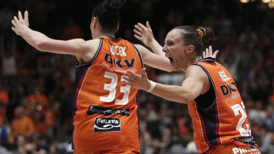 El Valencia BC femenino celebra el ascenso