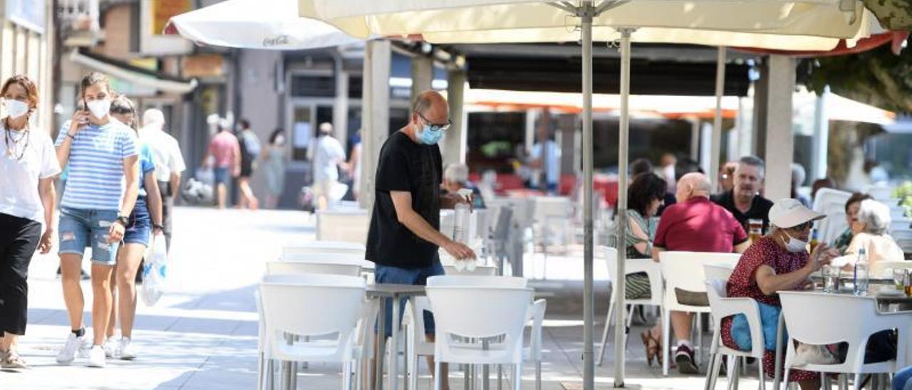 Usuarios ayer en una terraza del centro de Cangas. | GUSTAVO SANTOS