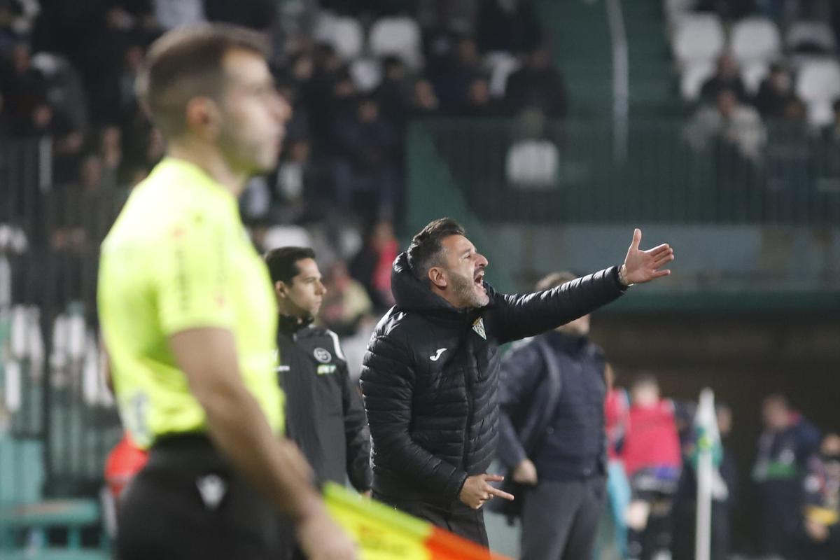 Iván Ania da indicaciones a sus futbolistas durante el encuentro ante el Valladolid.