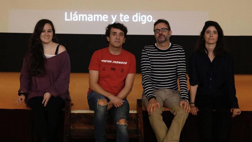 Por la izquierda Begoña Molina, Jesús Amores, Santi Torregrosa y Marta Mompó, en el teatro Jovellanos, con un rótulo de subtítulo detrás.