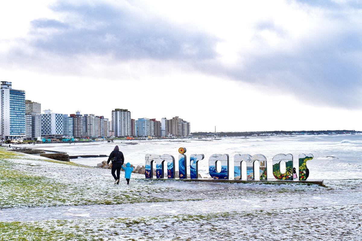 Nevada histórica cubre playas de la costa argentina por primera vez desde 2013