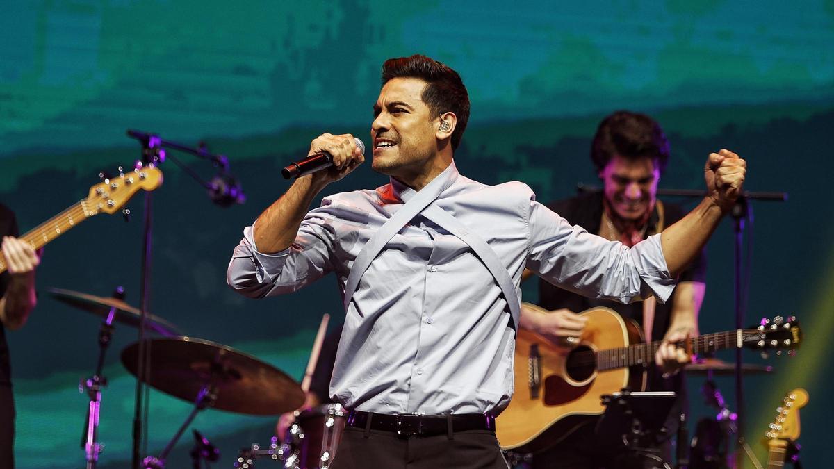 Carlos Rivera este jueves en Tenerife durante su actuación en los Premios Dial.