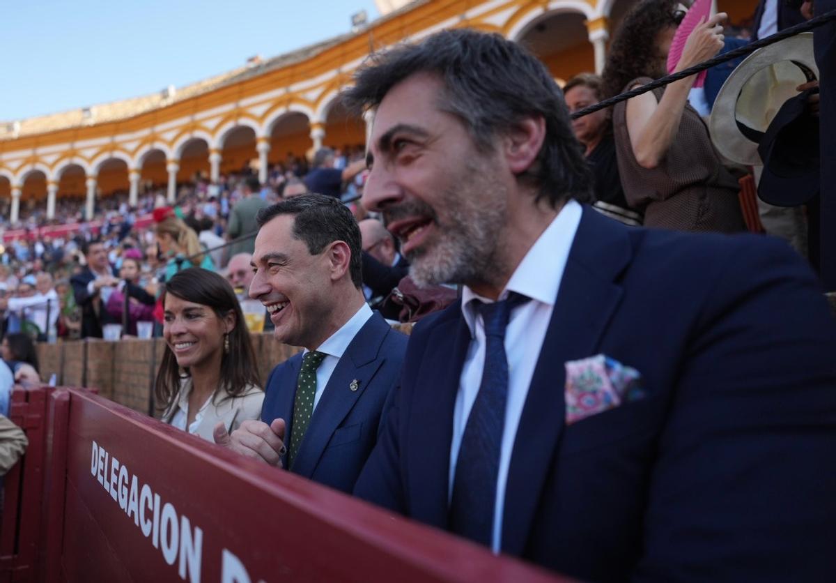 En el burladero de la Delegación del Gobierno, Lea Vicens, Juanma Moreno y Juan del Val.