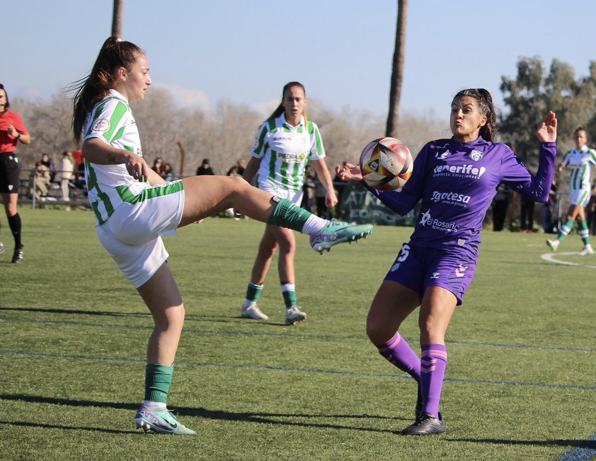 Lance del encuentro entre el Córdoba CF Femenino y el UDG Tenerife B en la Ciudad Deportiva.