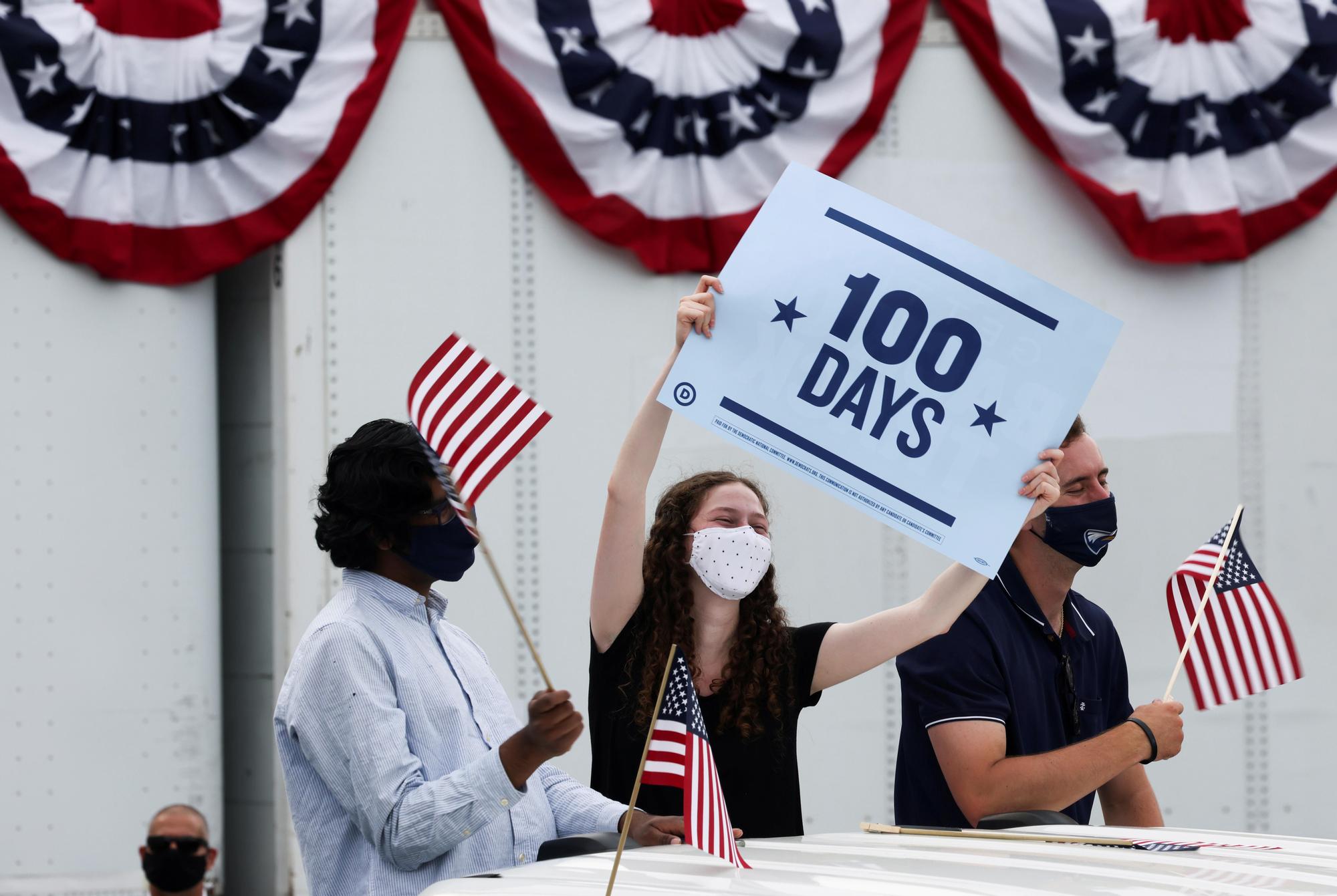 Una mujer celebra los primeros cien días de mandato de Joe Biden