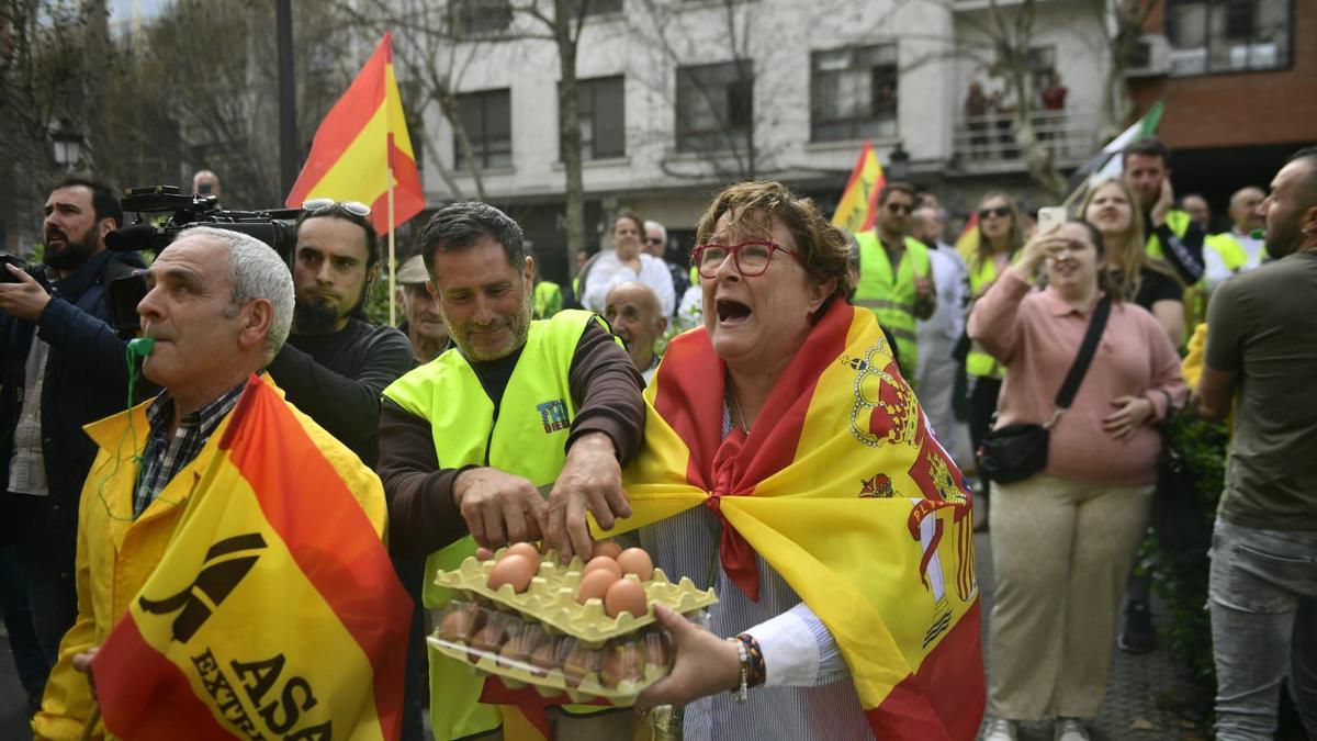 Agrucultores tiran huevos a la fachada de la sudelegación del Gobierno en Cáceres.