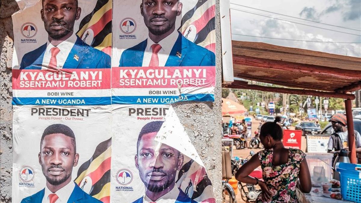El cartel electoral de Robert Kyagulanyi, la estrella del pop candidato de la oposición a las elecciones de Uganda, en una calle de Kampala.